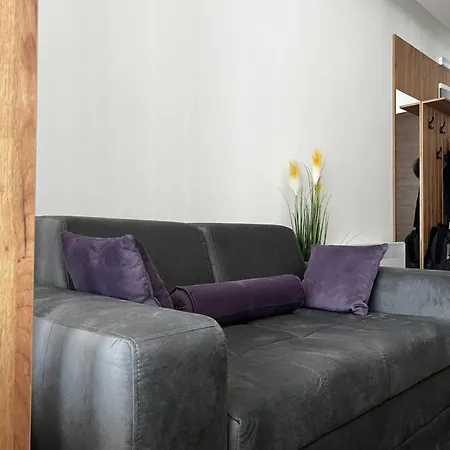 Hill A84 Апартаменты *